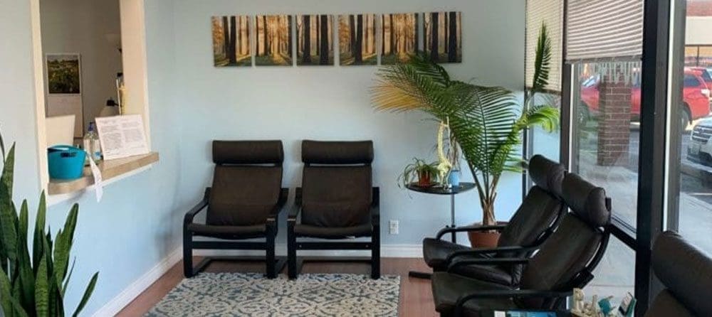 Hazel Dell Chiropractor Clinic reception lobby.