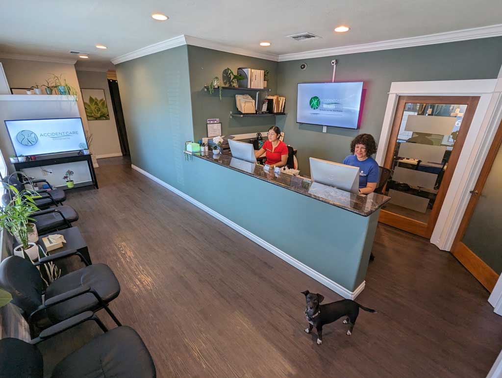 Wide angle of front desk with workers at Gresham Chiropractor Clinic.